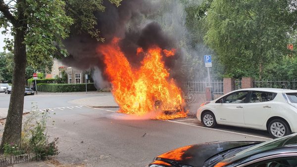 Baby net op tijd uit brandende auto gehaald in Groningen