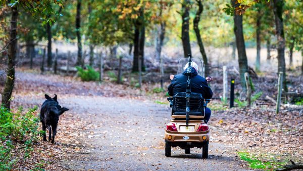 Bejaarde man op grove wijze van scootmobiel beroofd
