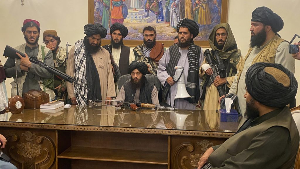 Taliban roepen overwinning uit in presidentieel paleis Kabul