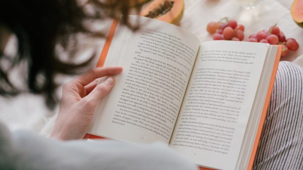 vrouw met leesboek - Papiertekort treft boekensector, sommige titels mogelijk niet leverbaar