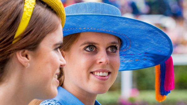 PRINSES BEATRICE met een blauw hoed