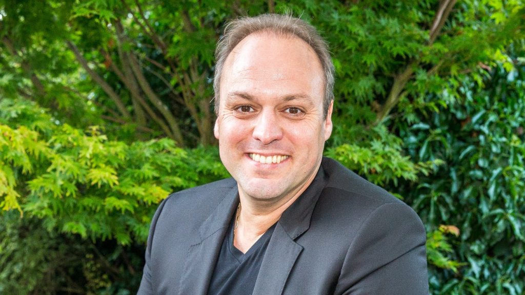 Zoon Christiaan doet een hilarische imitatie van Frans Bauer - LINDA.nl