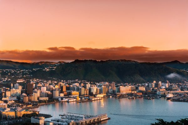Wellington in Nieuw Zeeland stad met ondergaande zon