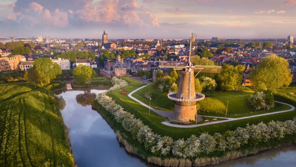 Gorinchem met zonsondergang anwb verkozen stad