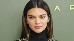 Thumbnail voor Kendall Jenner draagt gouden medaille van lover tijdens boottrip