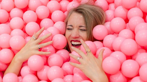 vrouw met lippenstift in ballenbak