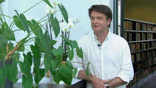 Bibliothecaris Paul past zomer lang op studentenplanten