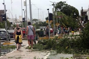 Thumbnail voor Doden in Mexico door orkaan Grace, orkaan Henri bedreigt New York