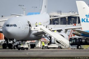 Thumbnail voor Vliegtuig met 172 mensen uit Afghanistan aangekomen op Schiphol