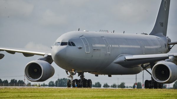 Chartervlucht met 184 evacués uit Afghanistan bereikt Schiphol