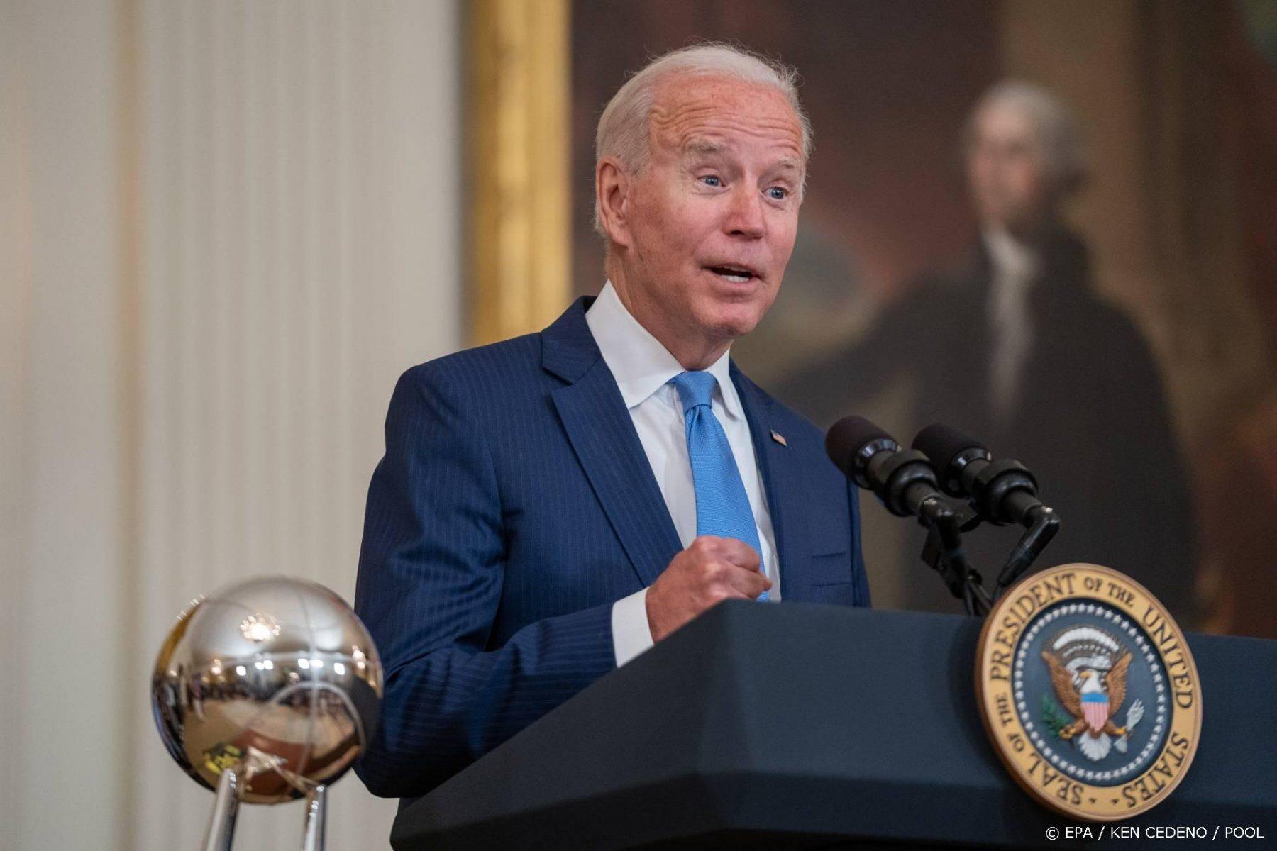 Biden blijft bij datum vertrek uit Kabul, vreest aanslag