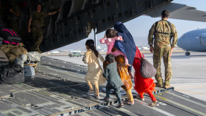 Thumbnail voor VS, VK, Australië en Nederland roepen burgers op weg te blijven van vliegveld Kabul