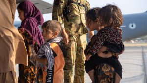 Thumbnail voor Ingrid de Caluwé probeert mensen uit Afghanistan weg te krijgen: 'Duivelse dilemma's'