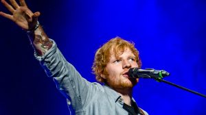 Thumbnail voor Ed Sheeran geeft Elton John een eh... gigantische marmeren penis cadeau