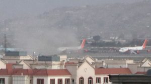 Thumbnail voor Twee explosies rondom vliegveld Kabul, vermoedelijk zelfmoordaanslag