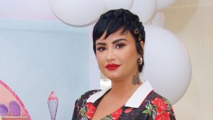 Thumbnail voor 'Sorry not sorry': Demi Lovato zet gigantische 'love' tattoo op hand
