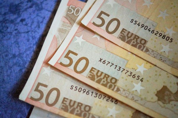 bestuurder Porsche strooit geld