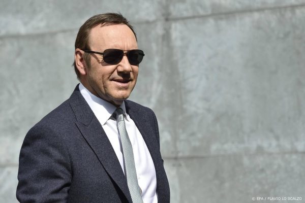 Kevin Spacey keert, ondanks beschuldigen grensoverschrijdend gedrag, terug op filmset