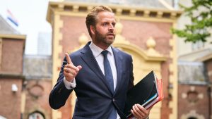 Thumbnail voor De Jonge sluit prikplicht uit, maar oordeelt niet over vaccinatie-eis LeasePlan