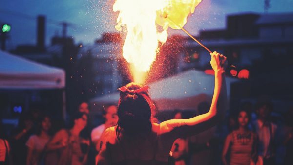 Belgisch festival opgeschrikt nadat vuurspuwster per ongeluk vlam vat