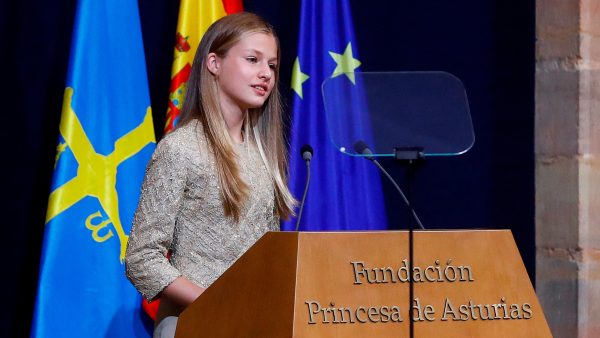 Lief afscheid: prinses Leonor knuffelt ouders voor vertrek naar Wales