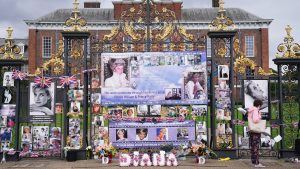 Thumbnail voor Mooi eerbetoon: fans versieren Kensington Palace op sterfdag prinses Diana