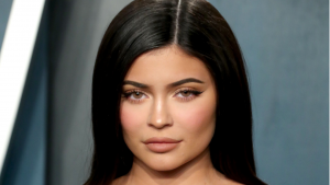 Thumbnail voor Fans zijn niet blij met de beelden van Kylie Jenners nieuwe badkledinglijn