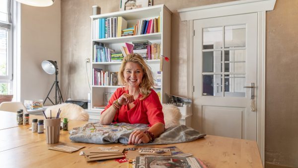 Ilonka (46) zweert bij haar 'she-shed': 'Een uur met de deur op slot en ik ben daarna een leuker mens'