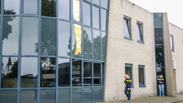 dreigbrieven alblasserdam vrouw opgepakt