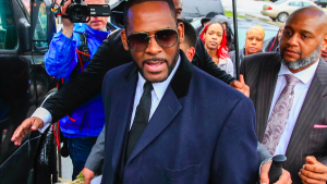 Thumbnail voor Getuige in proces R. Kelly: 'Hij droeg een pistool in bed tijdens de sex'