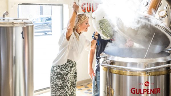 Daar moet op gedronken worden: koningin Máxima brengt bezoek bierbrouwer Gulpener
