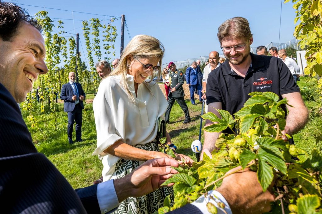 Daar moet op gedronken worden: koningin Máxima brengt bezoek bierbrouwer Gulpener