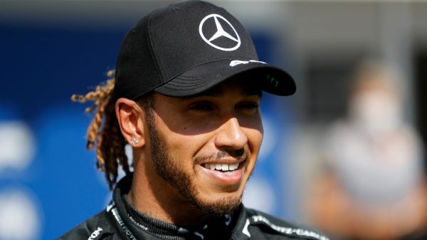 Lewis Hamilton komt in stijl aan in Zandvoort: 'Die kleur oranje staat me wel'