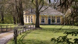 Thumbnail voor Heerlijk om naar te loeren: dit gele huis met rosarium, poolhouse én koetsschuur