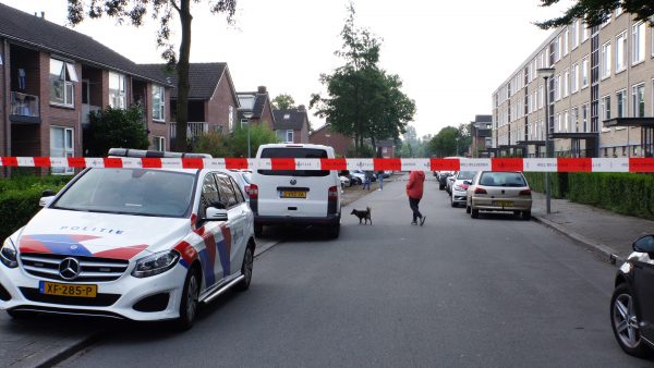 Moeder en kind (2) zwaargewond aangetroffen in Groningse woning