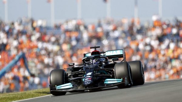 Hamilton is sneller dan Verstappen tijdens eerste Grand Prix-training