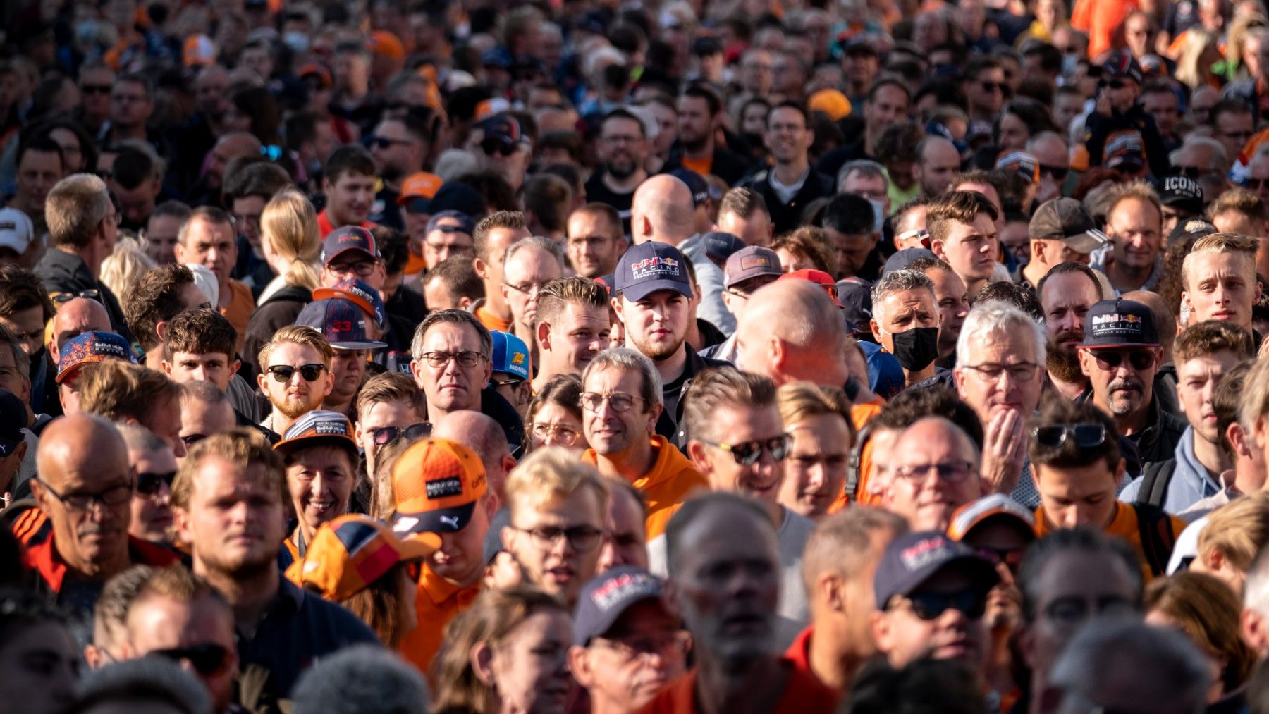 Bizarre beelden: extreme drukte en hordes op elkaar gedrukte mensen in Zandvoort