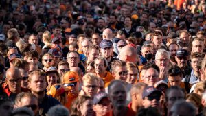 Thumbnail voor Bizarre beelden: extreme drukte en hordes op elkaar gedrukte mensen in Zandvoort