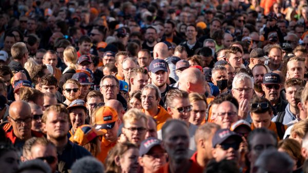 Bizarre beelden: extreme drukte en hordes op elkaar gedrukte mensen in Zandvoort