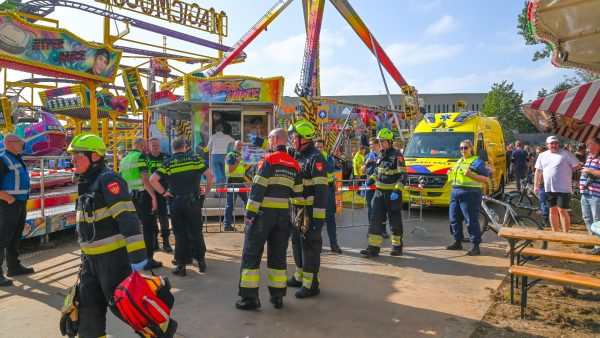 Deel van kermisattractie in Heemskerk laat los, twee inzittenden uit hun karretje geslingerd