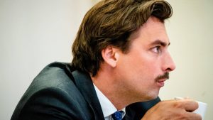 Thumbnail voor Thierry Baudet maakt NPO-journalist die geen hand geeft uit voor homo