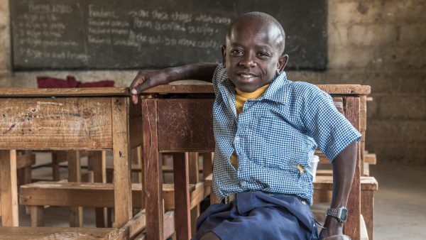 De Keniaanse Sempeta (12) wil arts worden: 'Zo kan ik kinderen helpen die net als ik een beperking hebben'