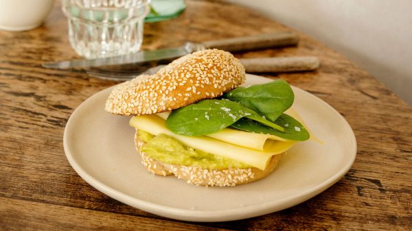 Recept: sesambagel met avocadocrème, jong belegen kaas en spinazie