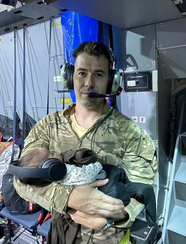 Britse militair neemt baby over van uitgeputte Afghaanse vrouw en gaat viral