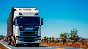 Thumbnail voor Behulpzame vrachtwagenchauffeur blokkeert spookrijders na motorongeluk