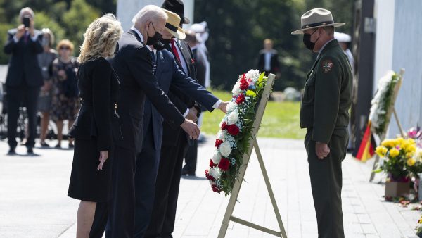 Joe en Jill Biden bezoeken rampplekken op twintigste gedenkdag 9/11