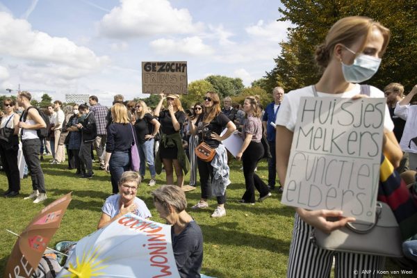 Westerpark in Amsterdam stroomt vol voor woonprotest: 'Wij spreken ons uit tégen hebzuchtige rijken'