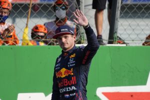 Thumbnail voor Verstappen en Hamilton botsen op Monza en vallen uit, verrassende winnaar in Italië