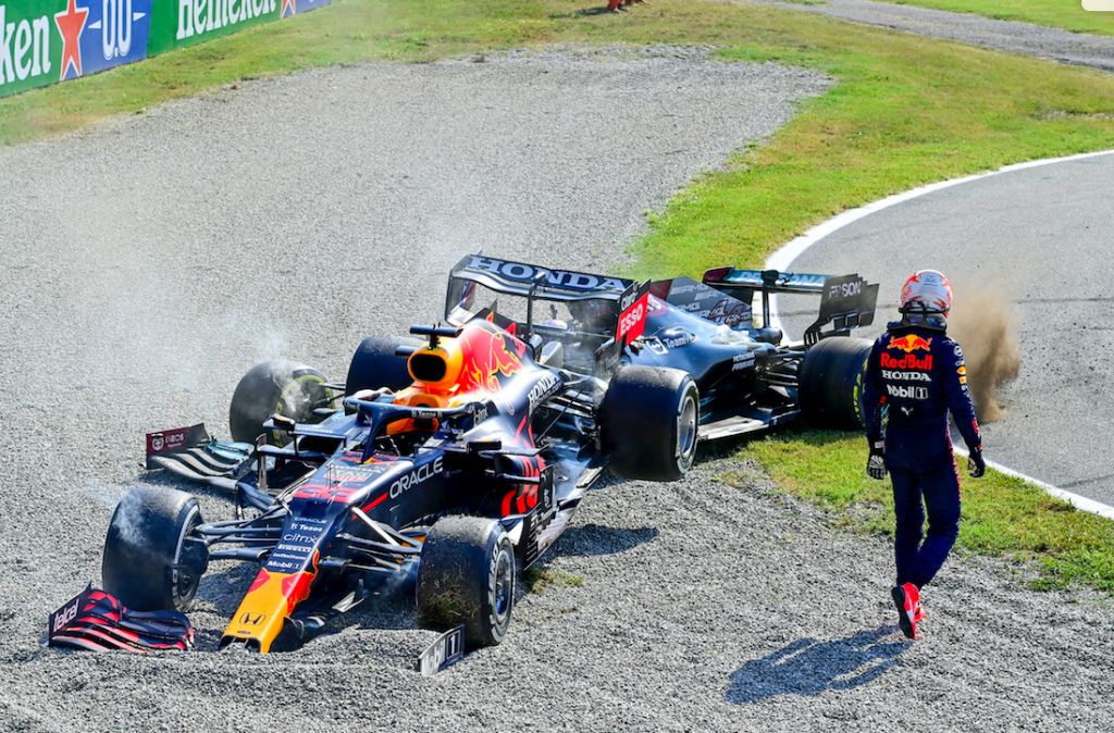 Max Verstappen krijgt straf na crash Hamilton