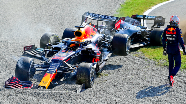 Max Verstappen krijgt straf na crash Hamilton